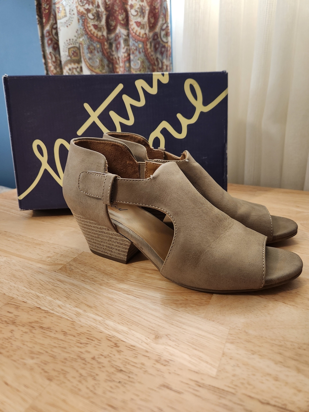 Natural Soul Taupe Cutout Peep-Toe Block Heel Sandals Sz 7.5